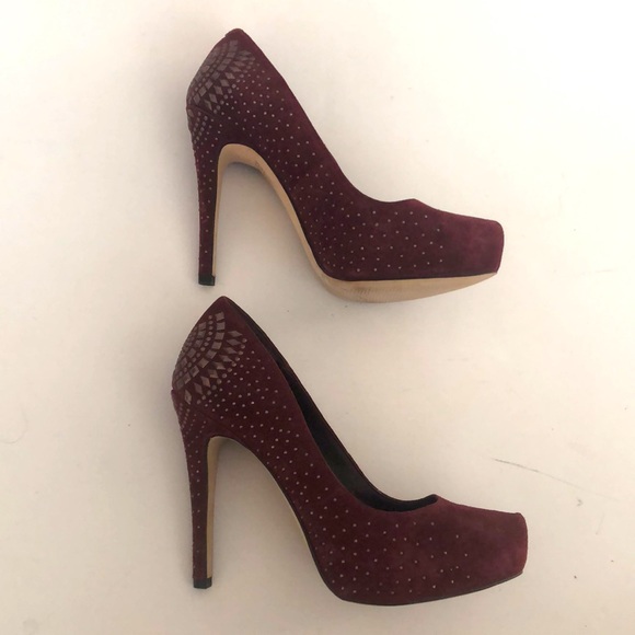 BCBG 5.5 High heel Burgundy Wine Suede Platform Studs Detail Excellent Condition - Picture 4 of 12